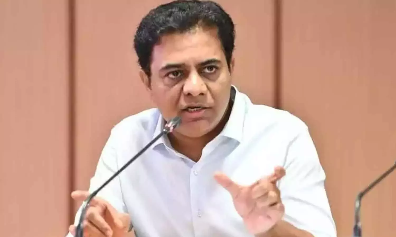 Telangana: केटीआर ने तेलंगाना की समृद्धि के लिए महानकाली का आशीर्वाद मांगा Telangana: केटीआर ने तेलंगाना की समृद्धि के लिए महानकाली का आशीर्वाद मांगा