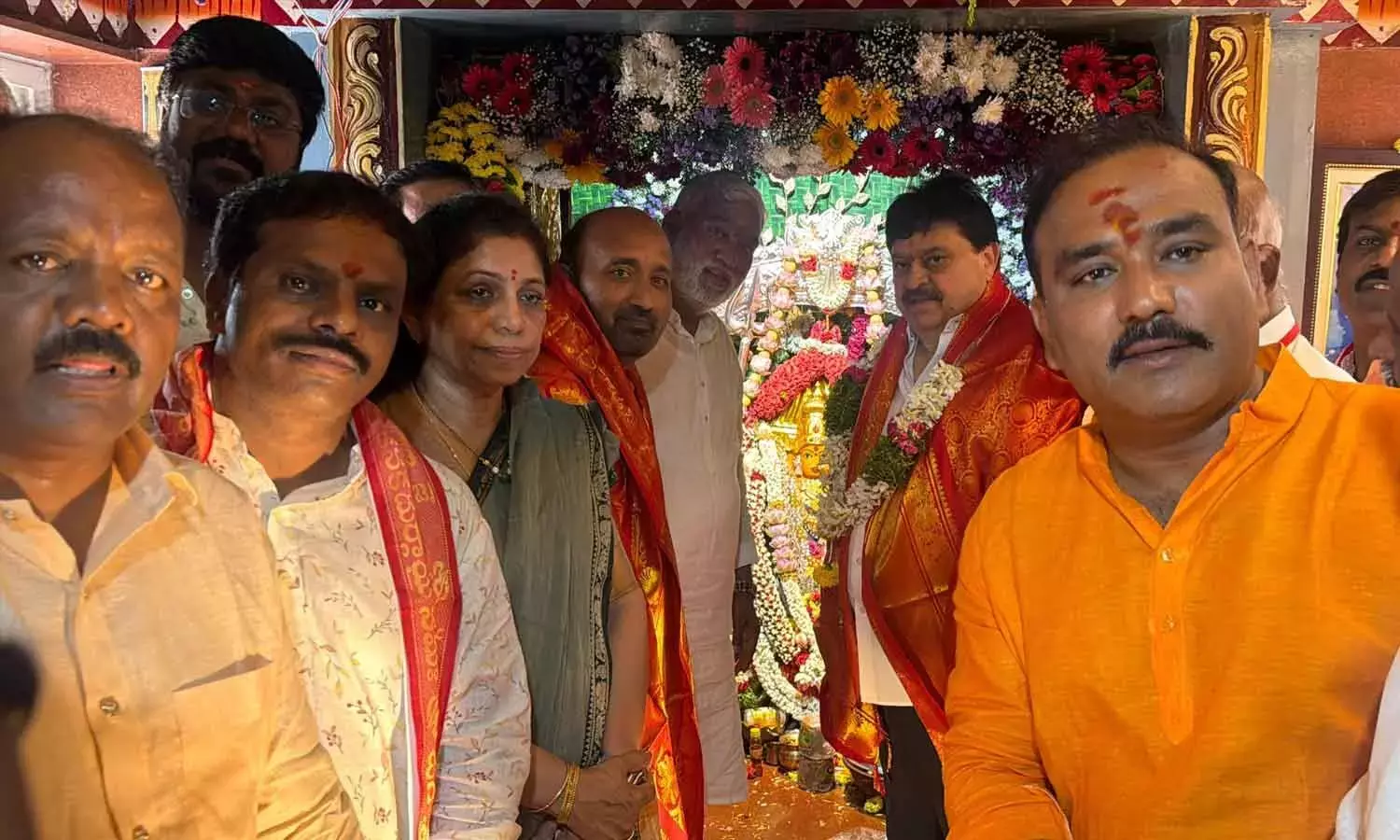 BJP के वरिष्ठ नेताओं ने बोनालु त्योहार के दौरान शहर के मंदिरों में जाकर पूजा-अर्चना की BJP के वरिष्ठ नेताओं ने बोनालु त्योहार के दौरान शहर के मंदिरों में जाकर पूजा-अर्चना की
