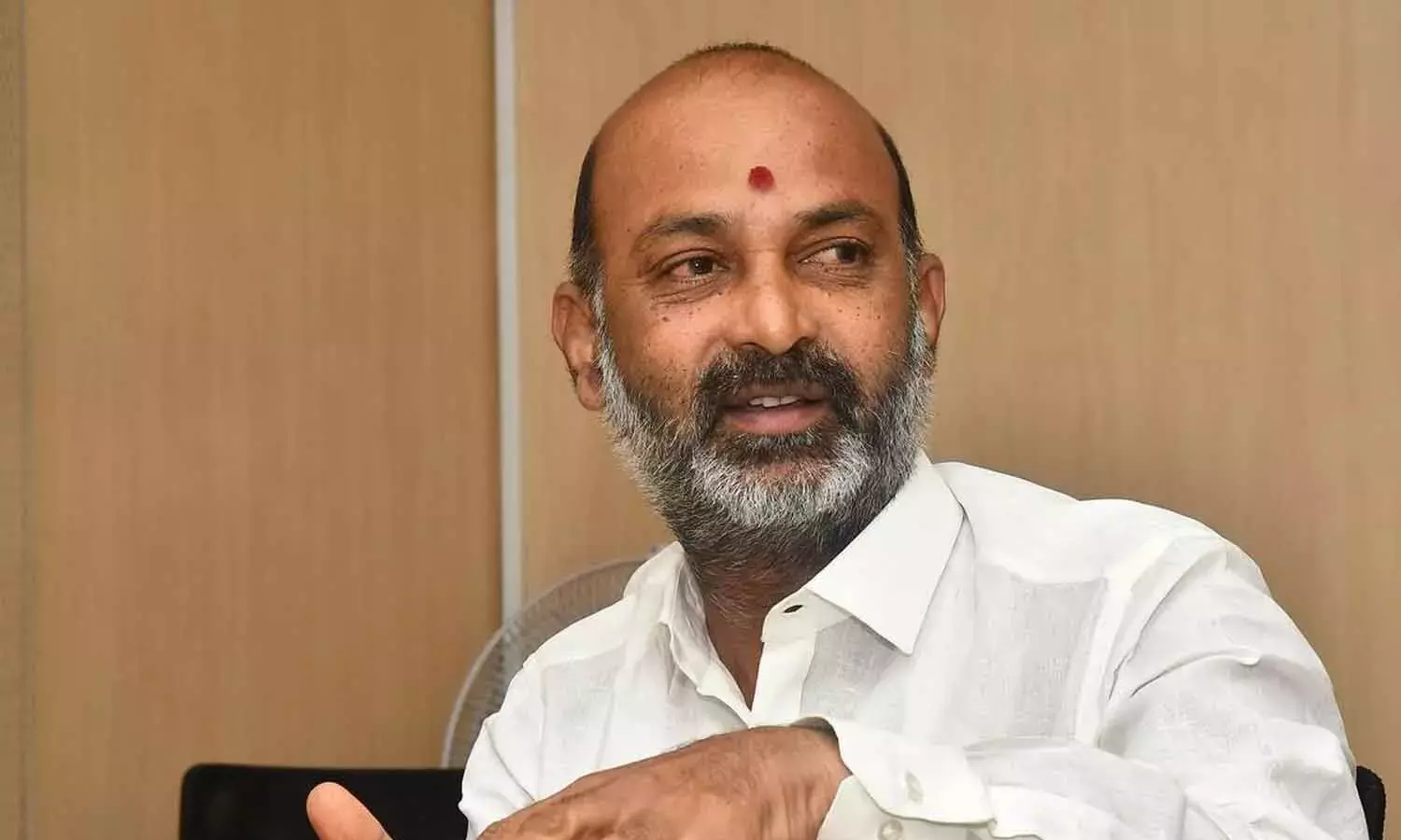 Telangana: बंदी संजय ने बीआरएस और कांग्रेस पर अल्पसंख्यक तुष्टिकरण का आरोप लगाया Telangana: बंदी संजय ने बीआरएस और कांग्रेस पर अल्पसंख्यक तुष्टिकरण का आरोप लगाया