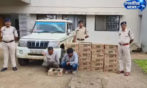 शराब तस्करी का भंडाफोड़, 25 पेटी गोवा व्हिस्की के साथ दो आरोपी गिरफ्तार शराब तस्करी का भंडाफोड़, 25 पेटी गोवा व्हिस्की के साथ दो आरोपी गिरफ्तार