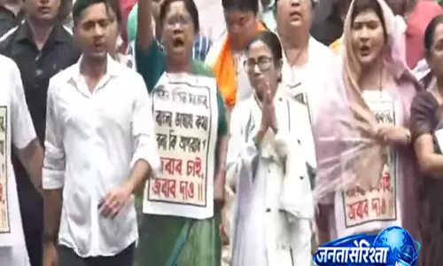विधानसभा में TMC का शक्ति प्रदर्शन ममता पर हमले के खिलाफ नारेबाजी विधानसभा में TMC का शक्ति प्रदर्शन ममता पर हमले के खिलाफ नारेबाजी