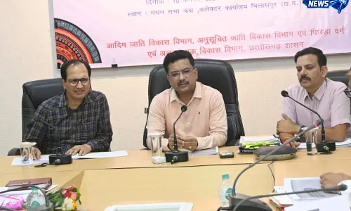 प्रमुख सचिव सोनमणि बोरा ने ली विभागीय योजनाओं की समीक्षा बैठक