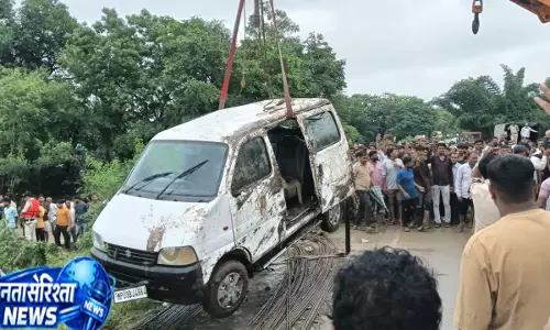 MP में भारी बारिश का कहर ईको कार बहने से 9 लोगों की मौत