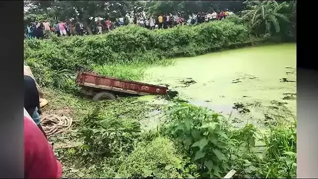 Bhubaneswar के पास तालाब में गिरा ट्रैक्टर, ड्राइवर की मौत Bhubaneswar के पास तालाब में गिरा ट्रैक्टर, ड्राइवर की मौत