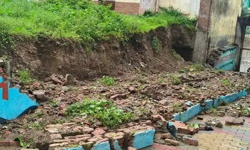 स्कूल परिसर में भरभराकर गिरी दीवार छुट्टी के चलते टला बड़ा हादसा स्कूल परिसर में भरभराकर गिरी दीवार छुट्टी के चलते टला बड़ा हादसा