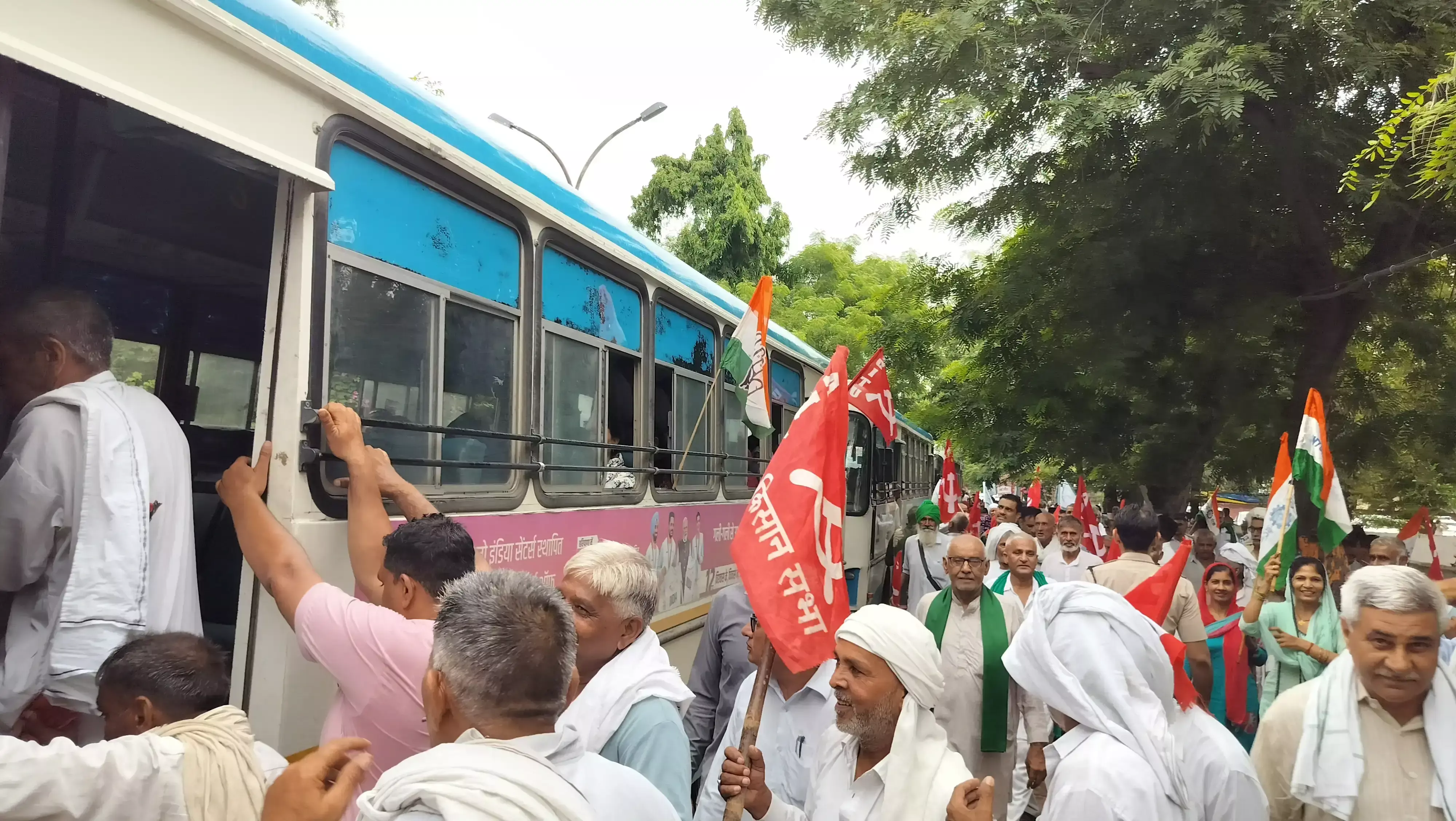 Jind: सरकार के खिलाफ सड़क पर उतरे श्रमिक, श्रम अधिकारों की रक्षा की मांग Jind: सरकार के खिलाफ सड़क पर उतरे श्रमिक, श्रम अधिकारों की रक्षा की मांग