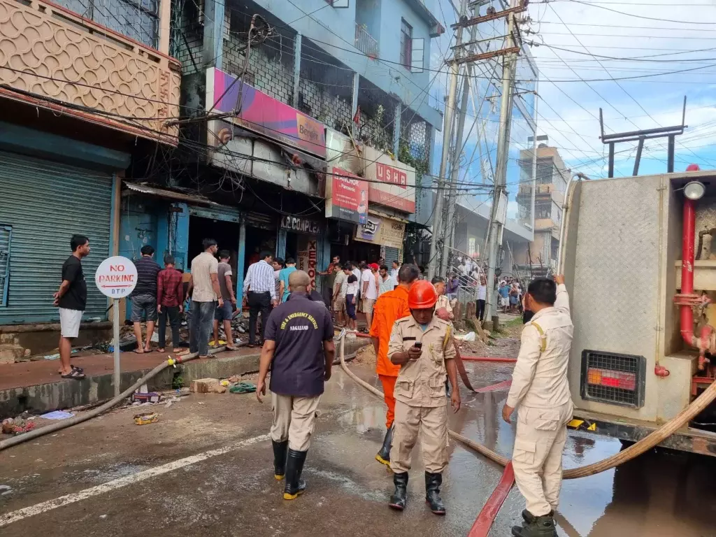 दीमापुर के GS रोड पर हार्डवेयर की दुकान आग में जलकर खाक हो गई