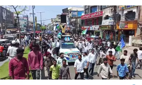 YSRCP ने नेल्लोर में विरोध प्रदर्शन किया और DSC में कथित अनियमितताओं की CBI जांच की मांग की YSRCP ने नेल्लोर में विरोध प्रदर्शन किया और DSC में कथित अनियमितताओं की CBI जांच की मांग की