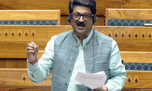 Arvind Sawant ने परिवारों के पुनर्वास की मांग की Arvind Sawant ने परिवारों के पुनर्वास की मांग की