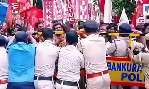 बांकुरा में डीएम ऑफिस के लिए मार्च के दौरान वामपंथी कार्यकर्ताओं की पुलिस से झड़प बांकुरा में डीएम ऑफिस के लिए मार्च के दौरान वामपंथी कार्यकर्ताओं की पुलिस से झड़प