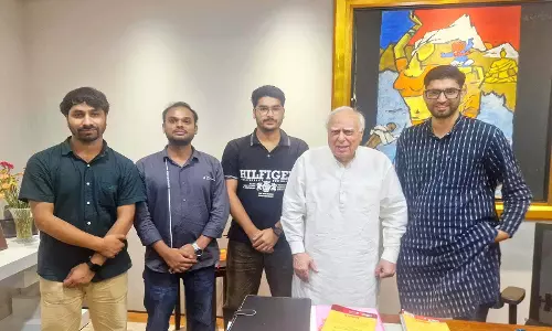 छात्रों की समस्याओं को लेकर सिब्बल से मिले प्रतिनिधिमंडल