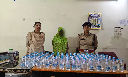 अवैध शराब पर पुलिस का शिकंजा, घर से 120 पौवा देशी प्लेन शराब जब्त अवैध शराब पर पुलिस का शिकंजा, घर से 120 पौवा देशी प्लेन शराब जब्त