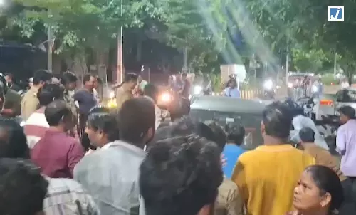 तेज रफ्तार कार दुकान में घुसी, कूलर और बाइक क्षतिग्रस्त तेज रफ्तार कार दुकान में घुसी, कूलर और बाइक क्षतिग्रस्त