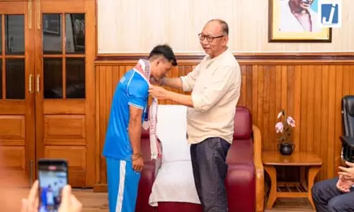 मणिपुर: सीएम खेमचंद सिंह ने कॉमनवेल्थ गेम्स मेडलिस्ट ऋषिकांत सिंह को सम्मानित किया मणिपुर: सीएम खेमचंद सिंह ने कॉमनवेल्थ गेम्स मेडलिस्ट ऋषिकांत सिंह को सम्मानित किया