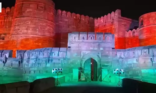 तिरंगे की रोशनी में नहाया आगरा किला, स्वतंत्रता दिवस से पहले बदला नजारा तिरंगे की रोशनी में नहाया आगरा किला, स्वतंत्रता दिवस से पहले बदला नजारा