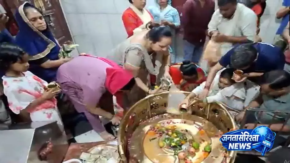 सावन सोमवार पर दक्षेश्वर महादेव में उमड़ी भीड़ सावन सोमवार पर दक्षेश्वर महादेव में उमड़ी भीड़