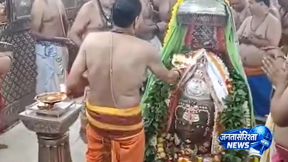 भस्म आरती में उमड़े हजारों श्रद्धालु, महाकाल का पंचामृत अभिषेक और विशेष श्रृंगार भस्म आरती में उमड़े हजारों श्रद्धालु, महाकाल का पंचामृत अभिषेक और विशेष श्रृंगार