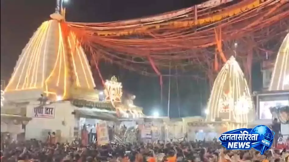 बाबा मंदिर में जलाभिषेक को पहुंचे हजारों भक्त बाबा मंदिर में जलाभिषेक को पहुंचे हजारों भक्त