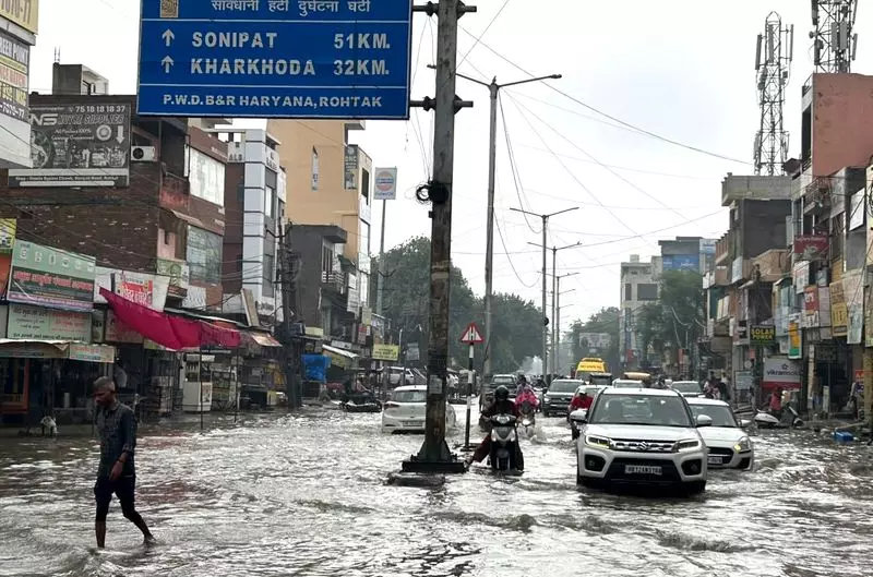 जलभराव से रोहतक के निवासी और व्यापारी परेशान जलभराव से रोहतक के निवासी और व्यापारी परेशान