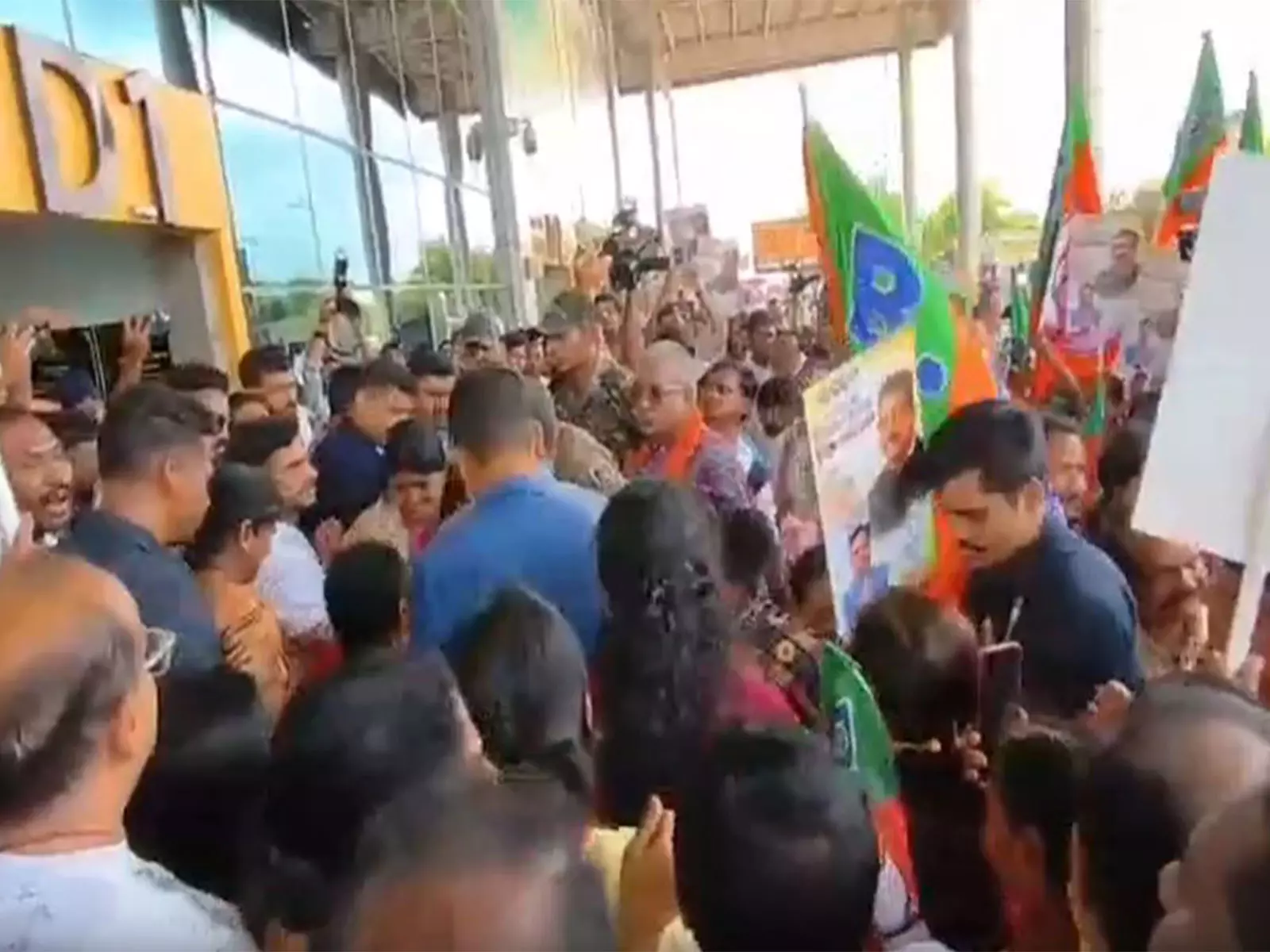 झारसुगुड़ा में BJD-कांग्रेस कार्यकर्ता हिरासत में झारसुगुड़ा में BJD-कांग्रेस कार्यकर्ता हिरासत में
