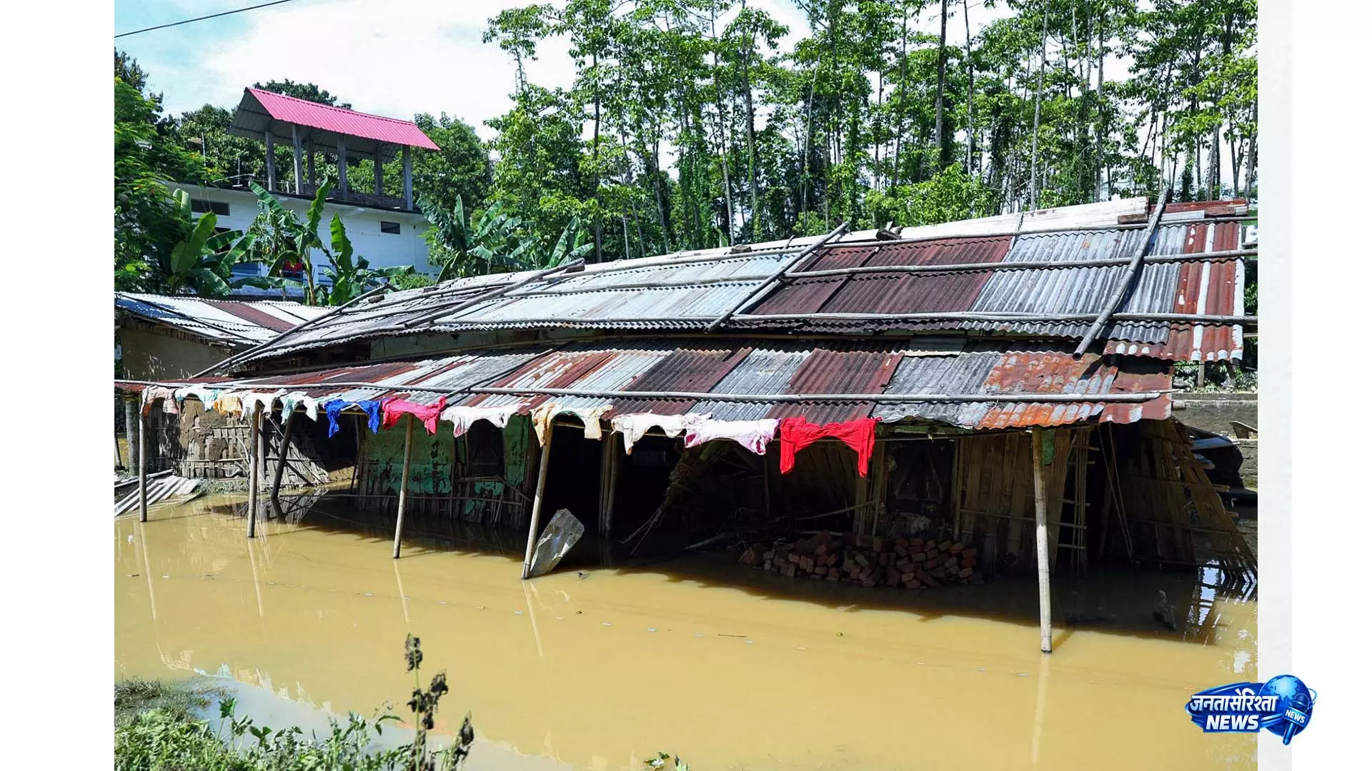 Assam में बाढ़ से भारी तबाही के बीच मरने वालों की संख्या 100 तक पहुँची Assam में बाढ़ से भारी तबाही के बीच मरने वालों की संख्या 100 तक पहुँची