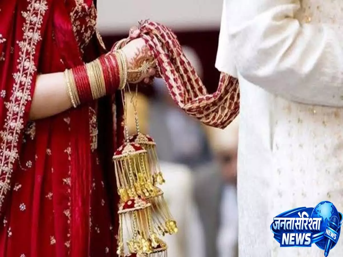 डॉक्टर ने चचेरी बहन से की शादी तो भड़की बिरादरी पंचायत ने दिया गांव छोड़ने का आदेश डॉक्टर ने चचेरी बहन से की शादी तो भड़की बिरादरी पंचायत ने दिया गांव छोड़ने का आदेश