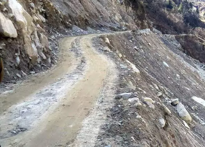 Guptkashi: केदारनाथ हाईवे बना हादसों का खतरा, सुरक्षा पर सवाल Guptkashi: केदारनाथ हाईवे बना हादसों का खतरा, सुरक्षा पर सवाल
