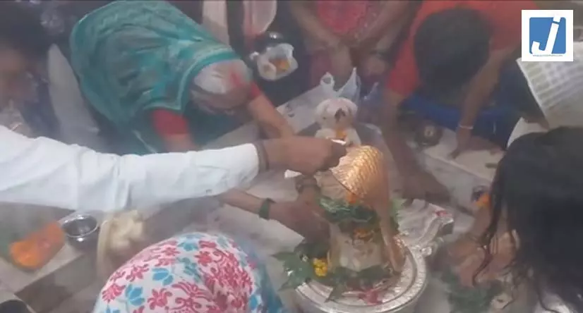 बम-बम भोले के जयघोष के बीच श्रद्धालुओं ने किया जलाभिषेक, शिवालयों में भारी उत्साह बम-बम भोले के जयघोष के बीच श्रद्धालुओं ने किया जलाभिषेक, शिवालयों में भारी उत्साह