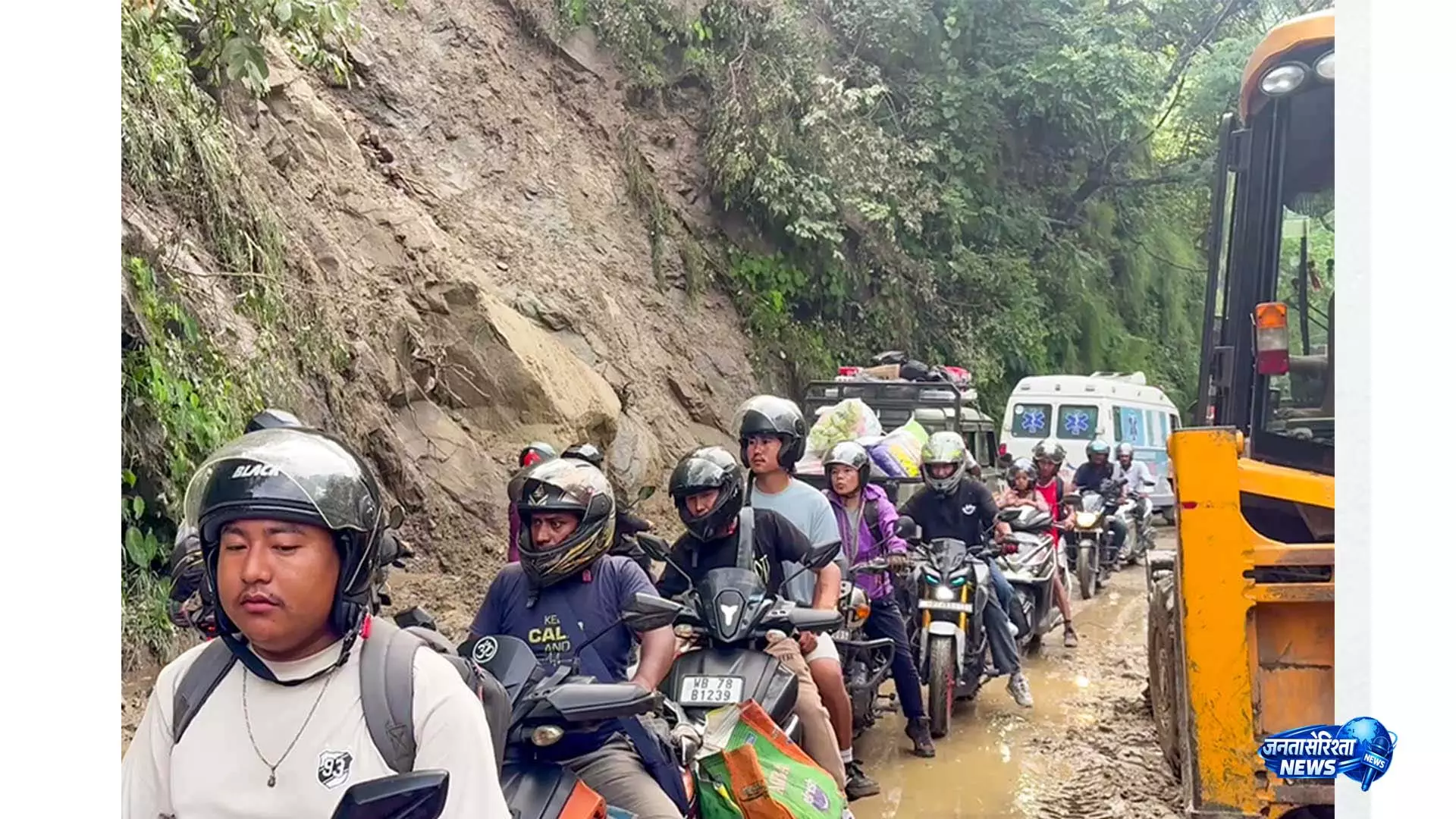सिक्किम: भारी बारिश के बाद बरदांग के 20 माइल पर NH10 मलबे के कारण बंद, ट्रैफिक बाधित सिक्किम: भारी बारिश के बाद बरदांग के 20 माइल पर NH10 मलबे के कारण बंद, ट्रैफिक बाधित