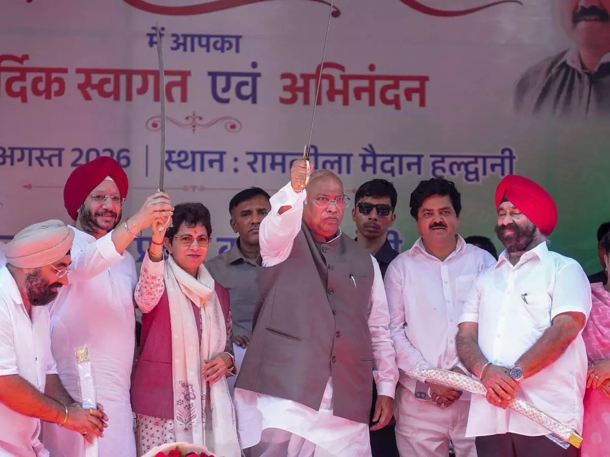 खरगे का कांग्रेस कार्यकर्ताओं को चुनावी मंत्र, जनता के बीच जाने का आह्वान खरगे का कांग्रेस कार्यकर्ताओं को चुनावी मंत्र, जनता के बीच जाने का आह्वान