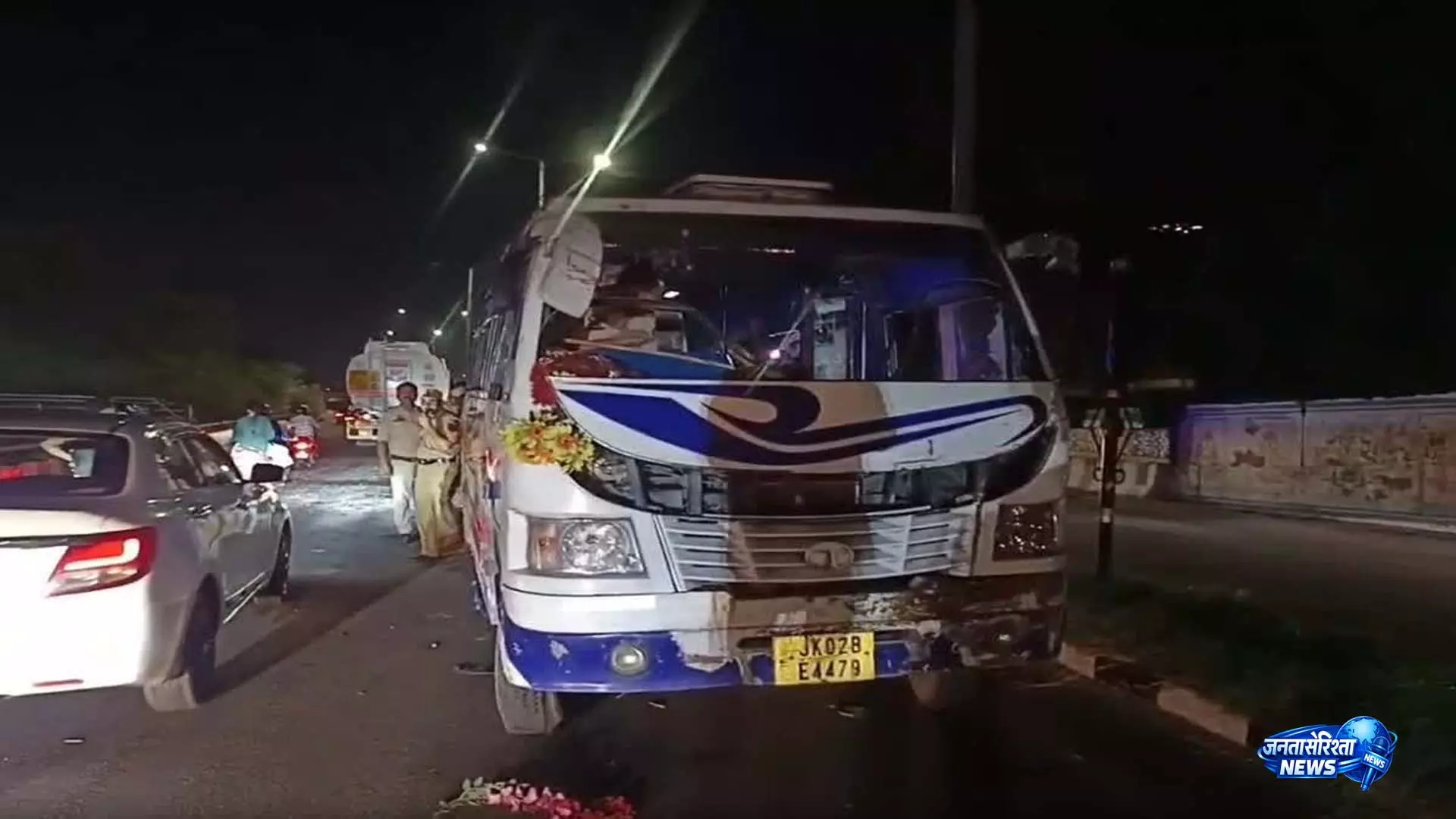 जम्मू फ्लाईओवर पर मिनीबस पलटी, 29 घायल जम्मू फ्लाईओवर पर मिनीबस पलटी, 29 घायल