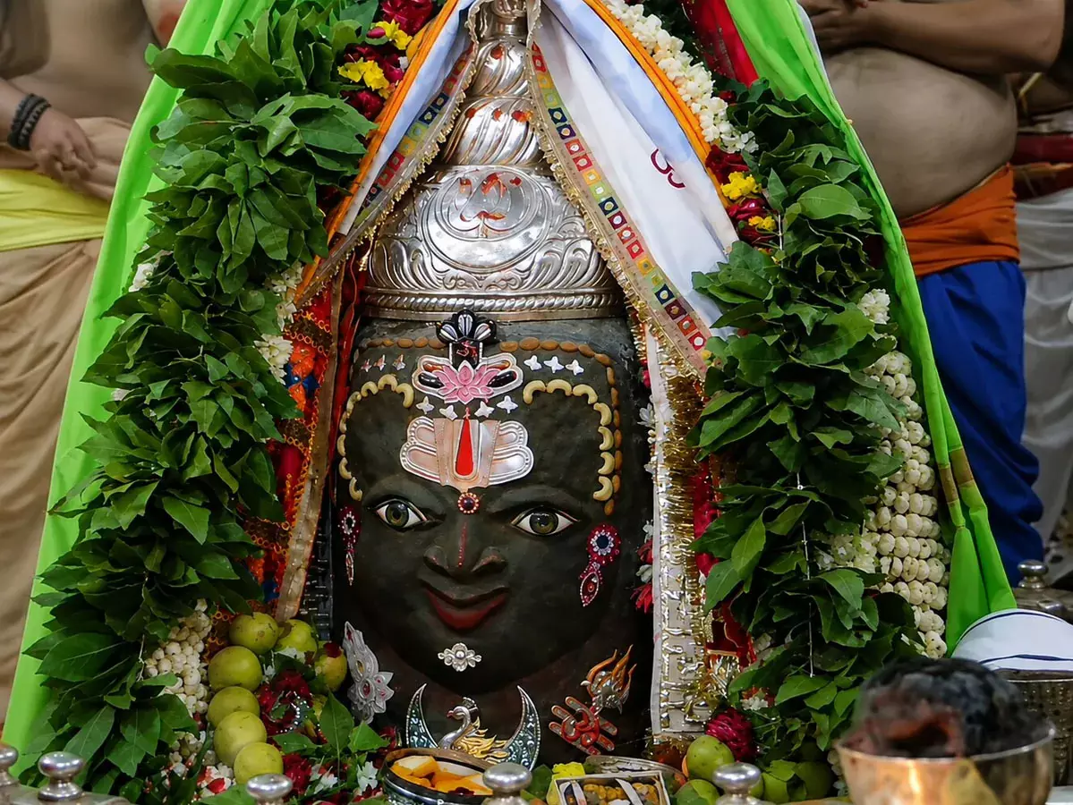 सावन सोमवार पर दूल्हा स्वरूप में सजे बाबा महाकाल सावन सोमवार पर दूल्हा स्वरूप में सजे बाबा महाकाल