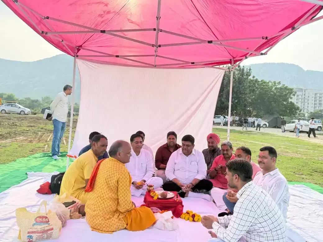 Alwar: विजय नगर मैदान में विकास कार्यों की शुरुआत, मंत्रियों ने किया भूमि पूजन Alwar: विजय नगर मैदान में विकास कार्यों की शुरुआत, मंत्रियों ने किया भूमि पूजन