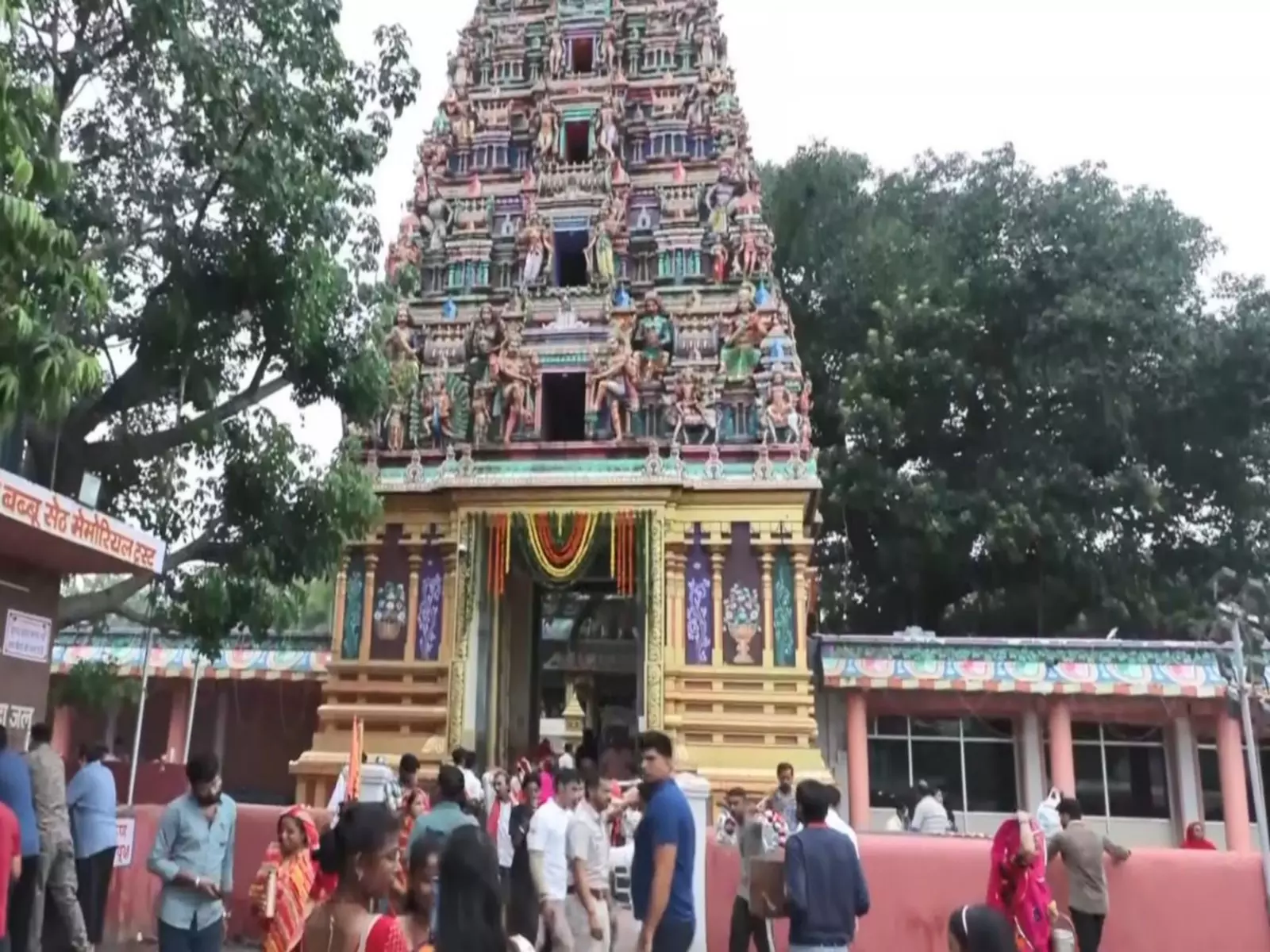 जयपुर में झारखंड महादेव मंदिर में उमड़ी भीड़ जयपुर में झारखंड महादेव मंदिर में उमड़ी भीड़