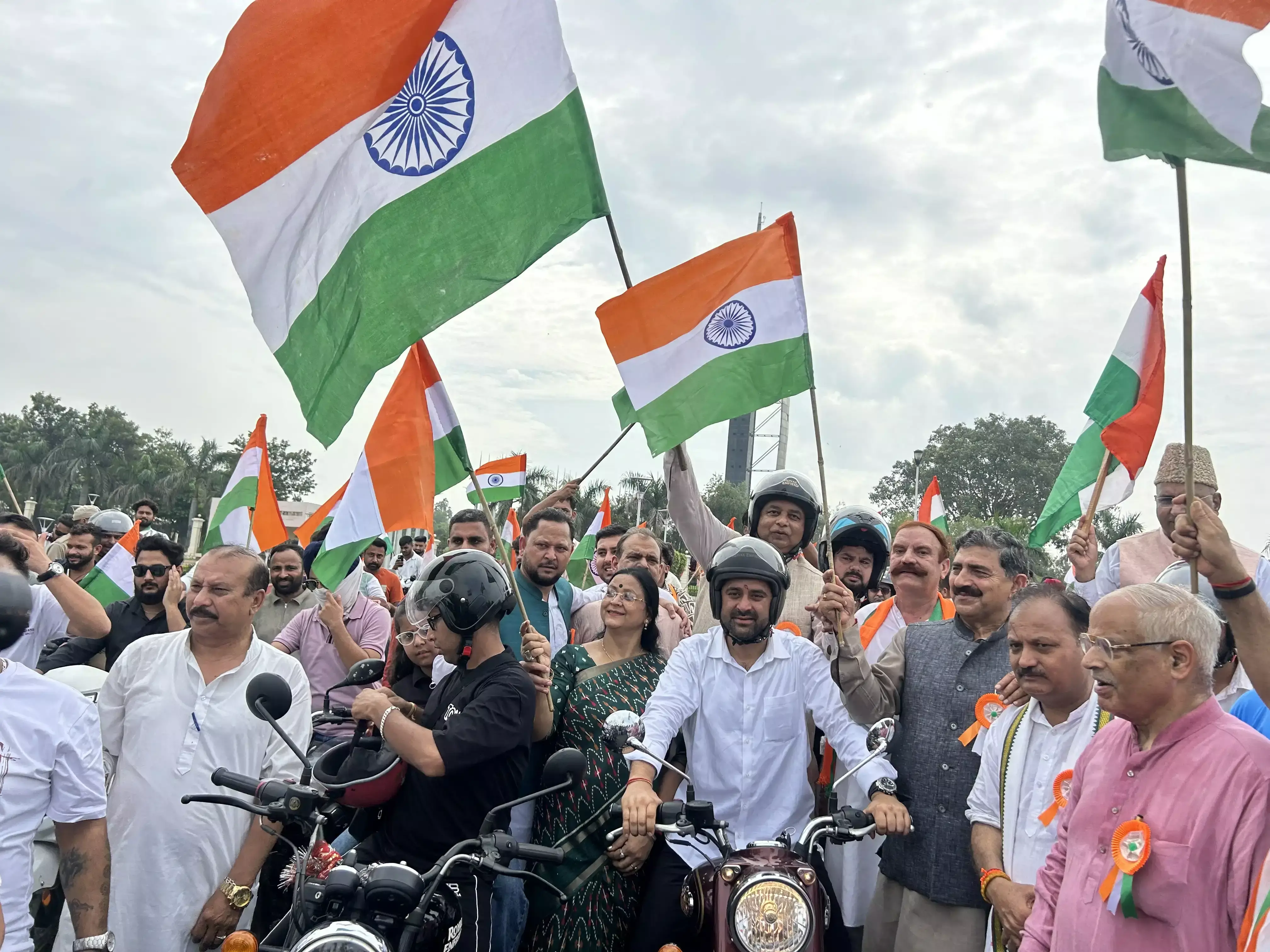 Jammu: बलिदान स्तंभ से तिरंगा बाइक रैली का आगाज, जुटे भाजपा कार्यकर्ता Jammu: बलिदान स्तंभ से तिरंगा बाइक रैली का आगाज, जुटे भाजपा कार्यकर्ता