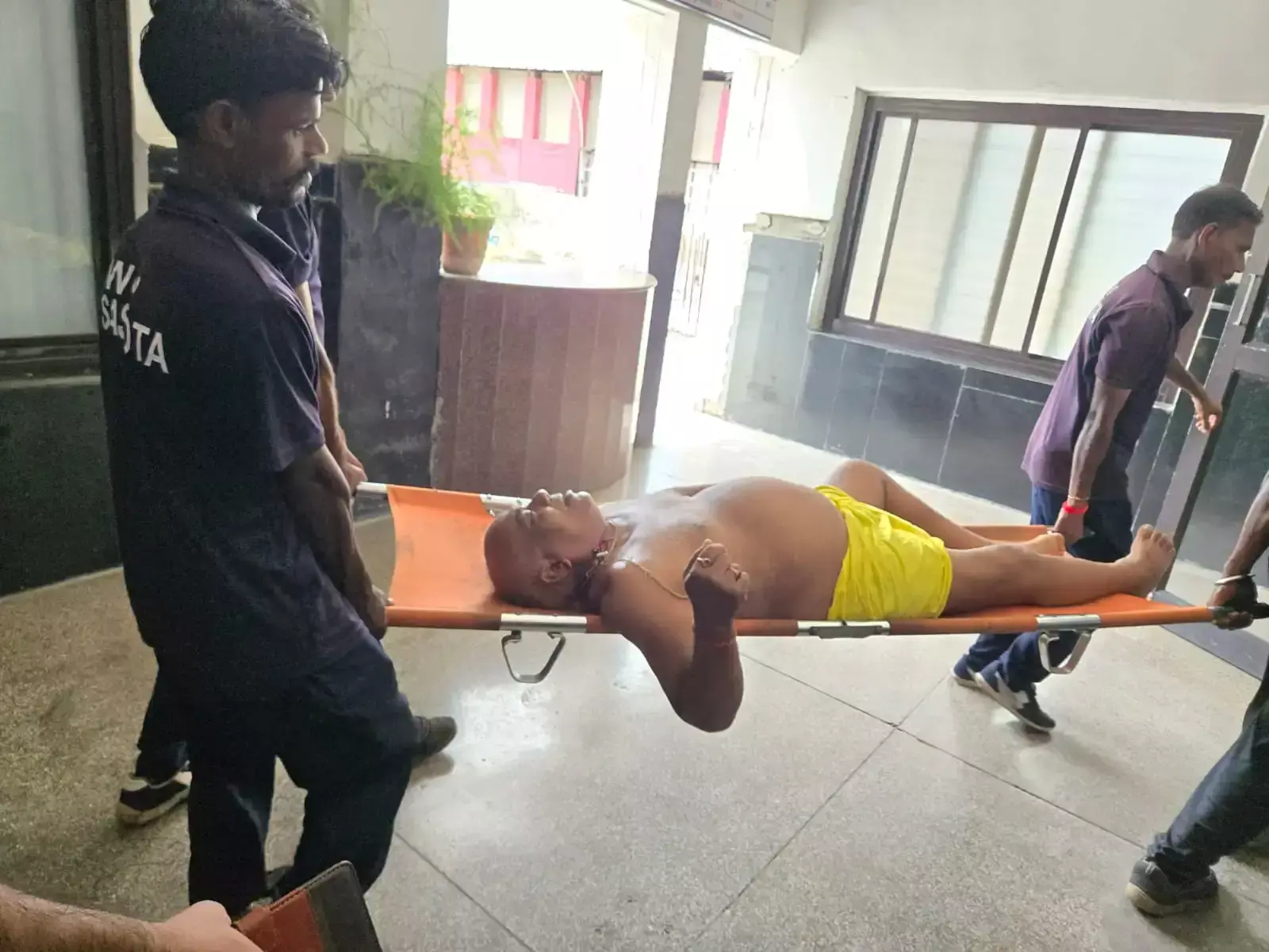 Kota: रिटायरिंग रूम में यात्री की अचानक तबीयत खराब, मदद के लिए पहुंचे कर्मचारी Kota: रिटायरिंग रूम में यात्री की अचानक तबीयत खराब, मदद के लिए पहुंचे कर्मचारी