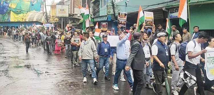 गोरखालैंड की मांग पर दार्जिलिंग में शक्ति प्रदर्शन संकल्प रैली में उमड़ी भीड़ गोरखालैंड की मांग पर दार्जिलिंग में शक्ति प्रदर्शन संकल्प रैली में उमड़ी भीड़