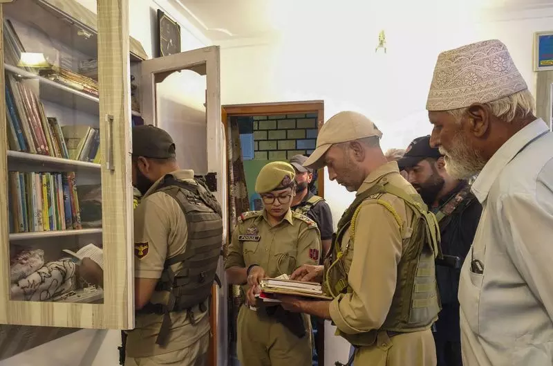 सोपोर में जमात-ए-इस्लामी के खिलाफ बड़ी कार्रवाई सोपोर में जमात-ए-इस्लामी के खिलाफ बड़ी कार्रवाई