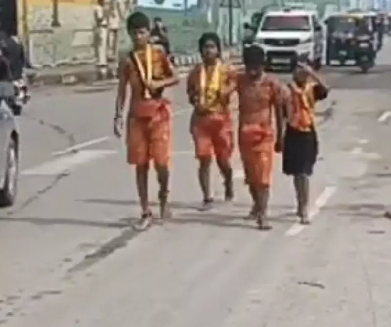 फीस के लिए कांवड़ उठा निकले चार भाई-बहन फीस के लिए कांवड़ उठा निकले चार भाई-बहन