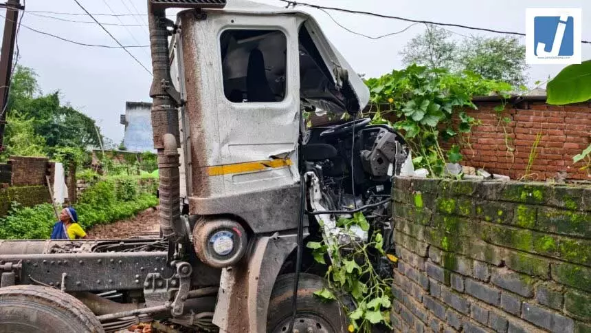 ट्रक और ट्रैक्टर की जोरदार भिड़ंत, घर में ट्रक घुसने से मची अफरा-तफरी ट्रक और ट्रैक्टर की जोरदार भिड़ंत, घर में ट्रक घुसने से मची अफरा-तफरी