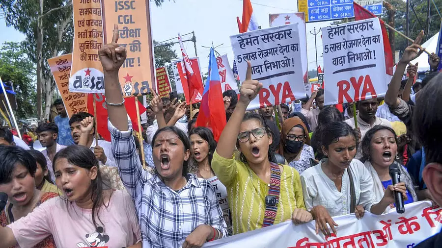 झारखंड में भर्ती परीक्षाओं को लेकर सरकार और छात्रों में गतिरोध कायम झारखंड में भर्ती परीक्षाओं को लेकर सरकार और छात्रों में गतिरोध कायम