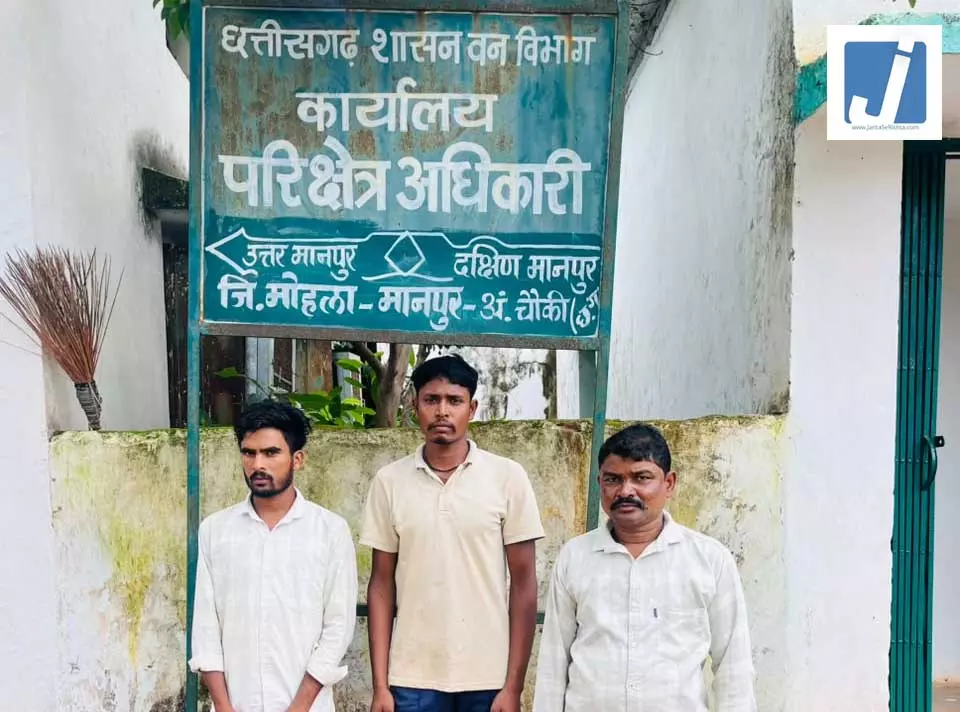 वन्यजीव तस्करों पर कड़ी कार्रवाई, 3 आरोपी भेजे गए जेल वन्यजीव तस्करों पर कड़ी कार्रवाई, 3 आरोपी भेजे गए जेल