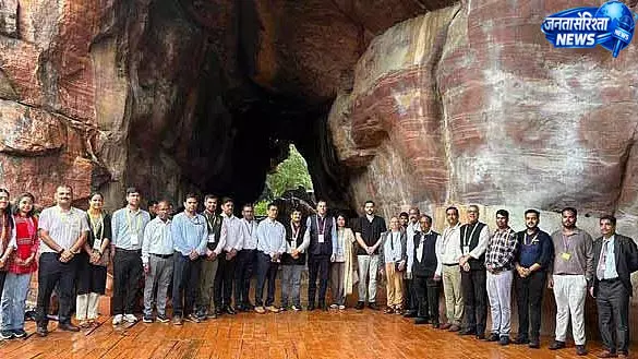 बारिश में भीमबेटका पहुंचे BRICS प्रतिनिधि बारिश में भीमबेटका पहुंचे BRICS प्रतिनिधि
