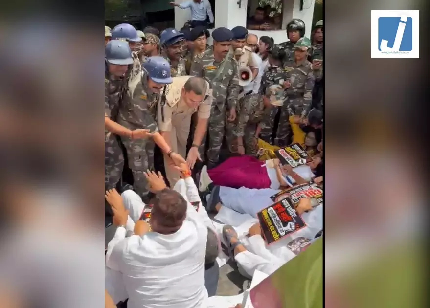 झारखंड: भाजपा विधायकों और कार्यकर्ताओं ने किया सीएम आवास का घेराव, पुलिस ने हिरासत में लिया झारखंड: भाजपा विधायकों और कार्यकर्ताओं ने किया सीएम आवास का घेराव, पुलिस ने हिरासत में लिया