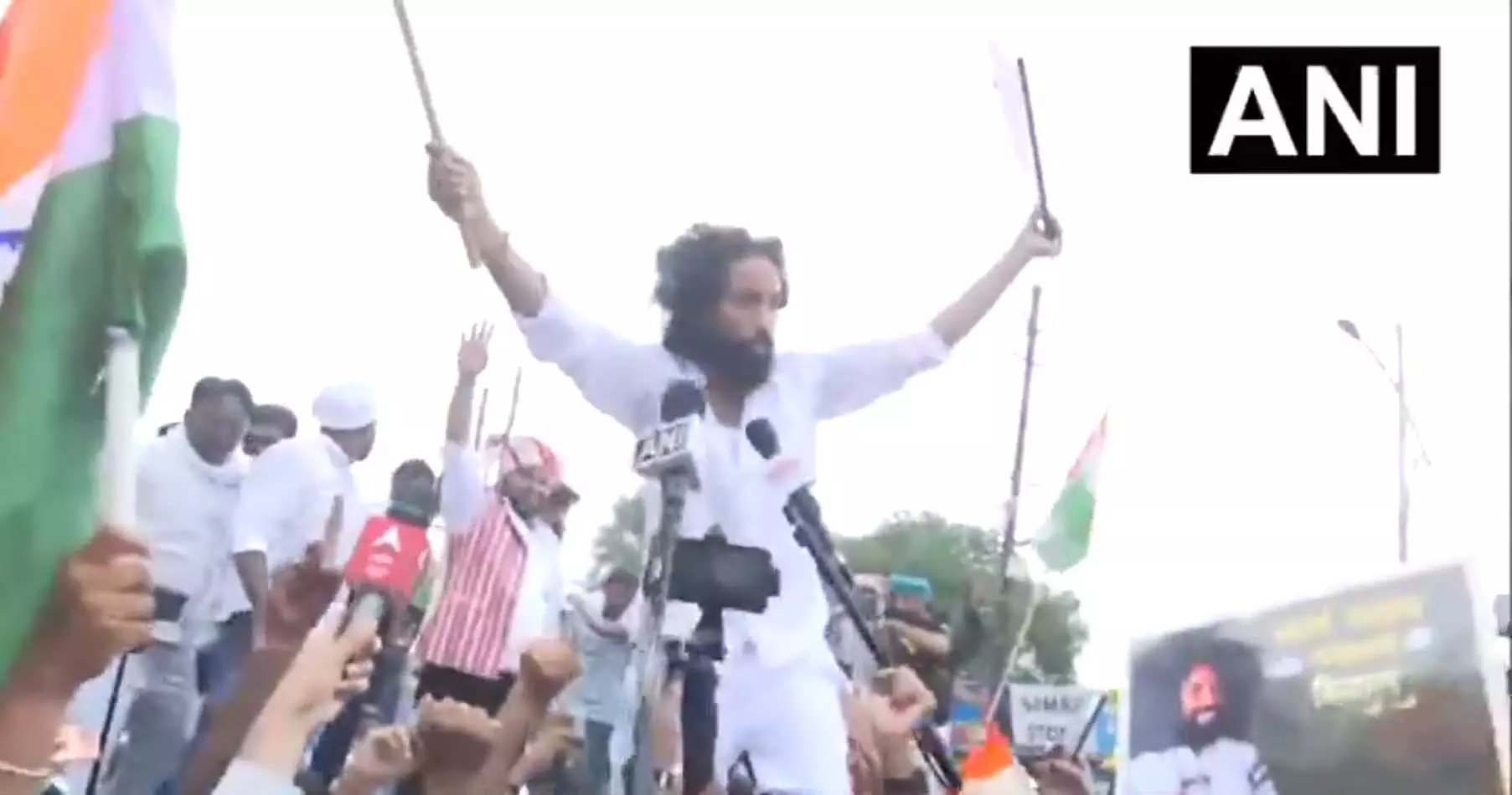 विधानसभा की ओर आगे बढ़ रहे हजारों छात्र, स्ट्रेचर पर पहुंचे देवेंद्र महतो को छात्रों ने कंधे पर उठाया, VIDEO विधानसभा की ओर आगे बढ़ रहे हजारों छात्र, स्ट्रेचर पर पहुंचे देवेंद्र महतो को छात्रों ने कंधे पर उठाया, VIDEO