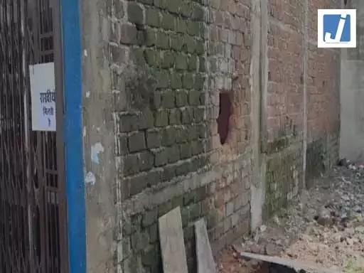 रावतपुरा कॉलोनी में चोरी, ज्वेलर्स दुकान की दीवार में छेद करके बनाया निशाना रावतपुरा कॉलोनी में चोरी, ज्वेलर्स दुकान की दीवार में छेद करके बनाया निशाना