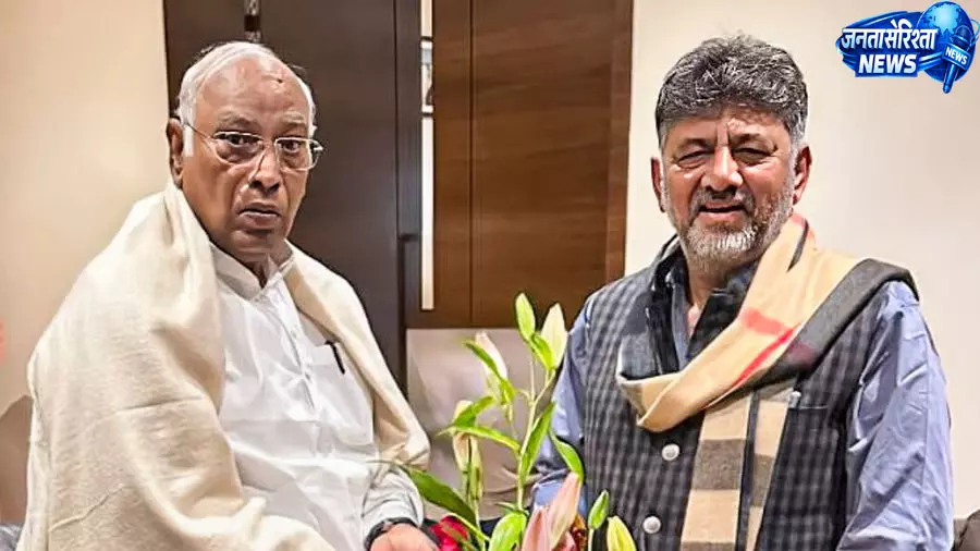कर्नाटक कैबिनेट में फेरबदल के संकेत, खड़गे से मिले शिवकुमार कर्नाटक कैबिनेट में फेरबदल के संकेत, खड़गे से मिले शिवकुमार