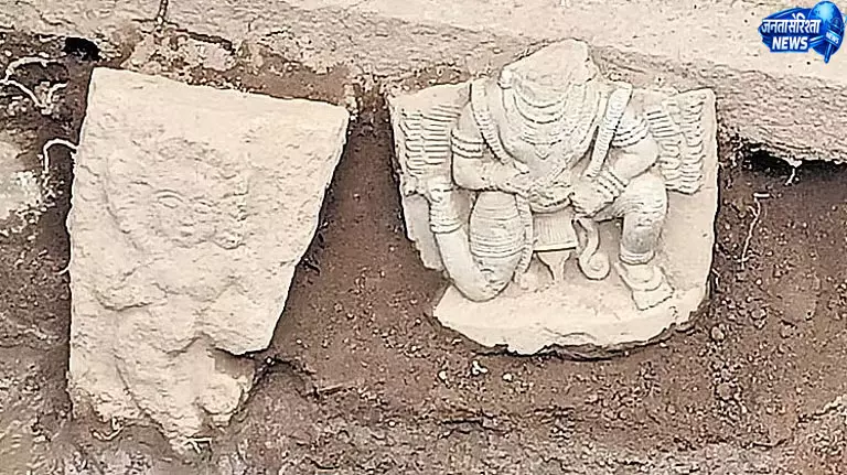 हम्पी में खुदाई के दौरान मिली दुर्लभ नागिनी और गरुड़ की मूर्तियां हम्पी में खुदाई के दौरान मिली दुर्लभ नागिनी और गरुड़ की मूर्तियां