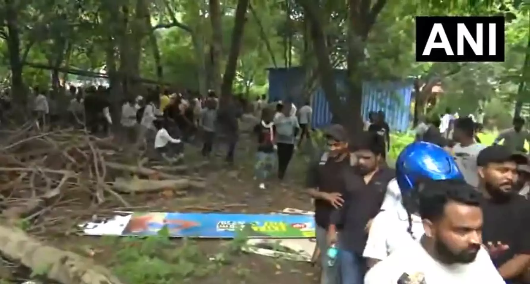 विधानसभा परिसर में बैठे प्रदर्शनकारी...छात्रों पर लाठीचार्ज, खदेड़ रही पुलिस विधानसभा परिसर में बैठे प्रदर्शनकारी...छात्रों पर लाठीचार्ज, खदेड़ रही पुलिस