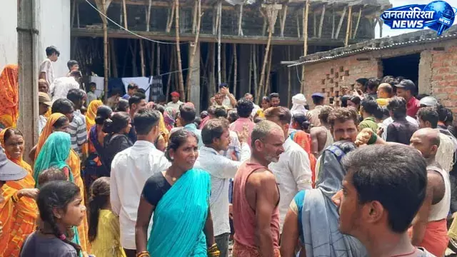 एंबुलेंस नहीं मिली तो ट्रैक्टर से अस्पताल ले जा रहे थे, नदी में फंसा वाहन एंबुलेंस नहीं मिली तो ट्रैक्टर से अस्पताल ले जा रहे थे, नदी में फंसा वाहन